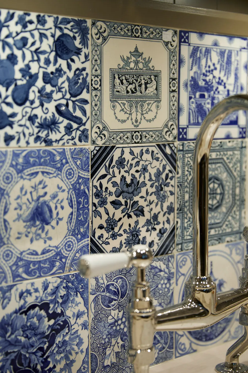 Delft tile splashback with brass mixer tap