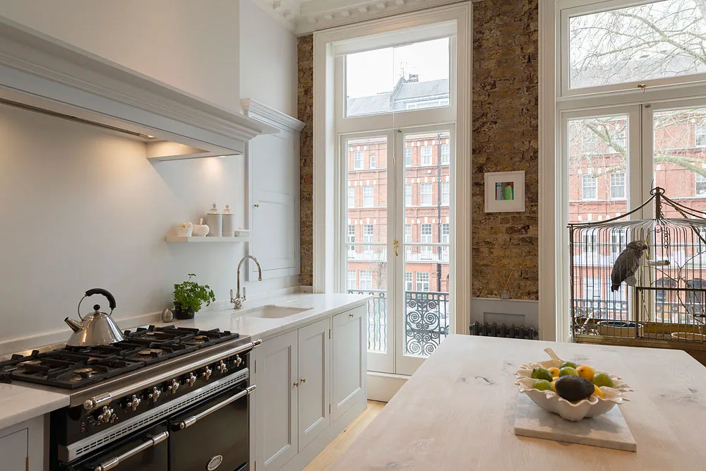 Kitchen island and range cooker