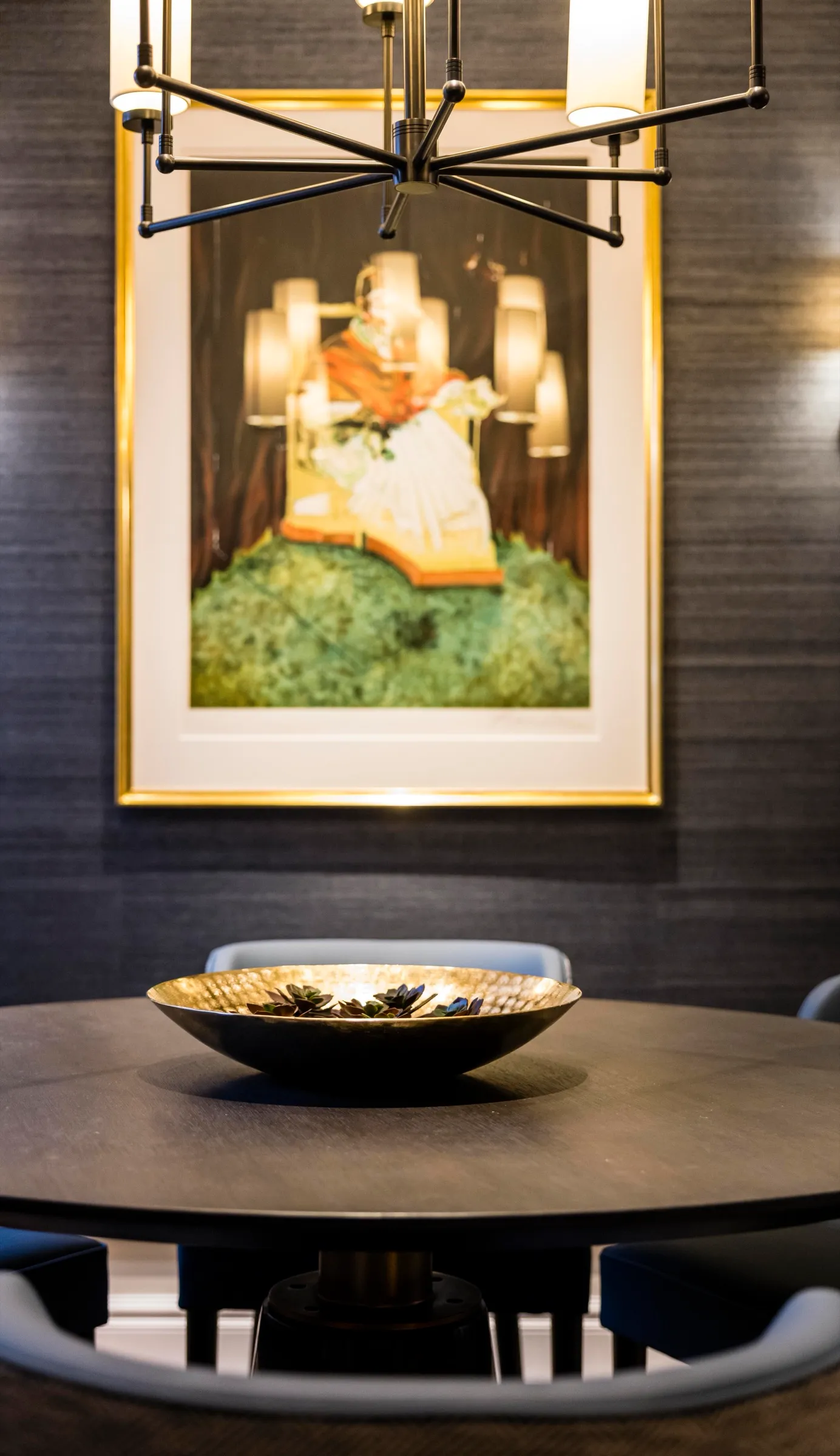 Dining table in a niche with textured wallcovering