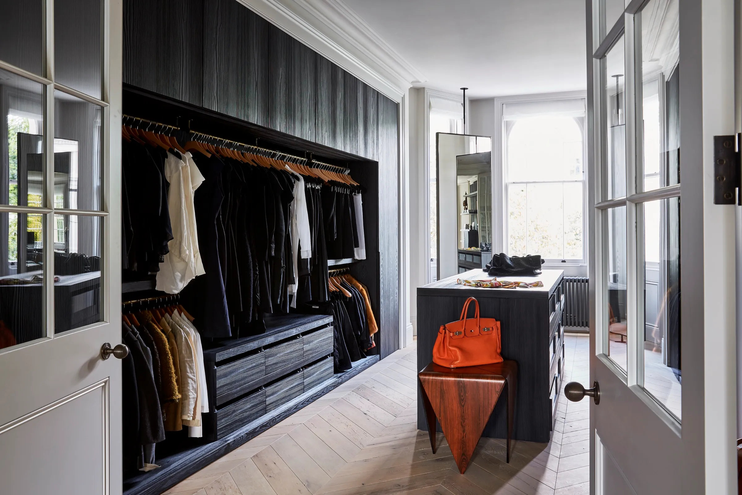 Dressing room with dark timber joinery